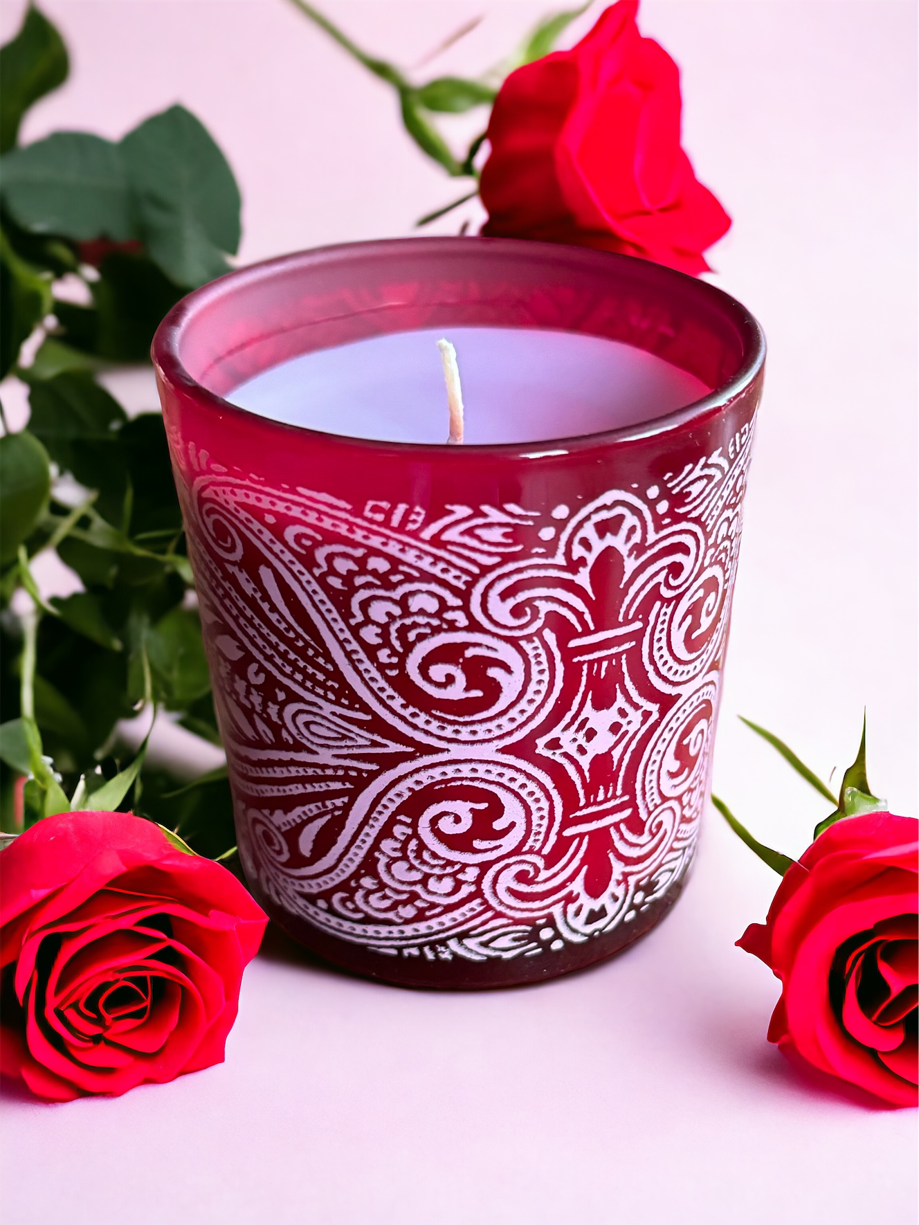 Svíčka Deluxe Aroma červená s bílým dekorem