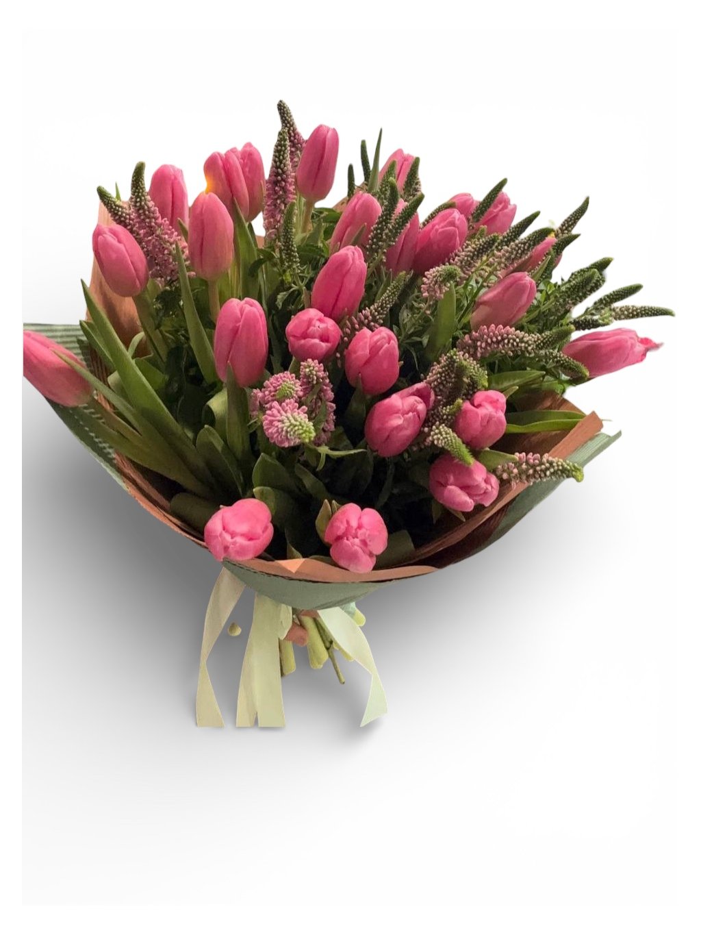 Kytice tulipánů s fréziemi a sezonní zelení