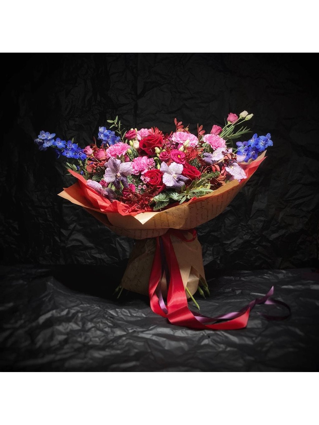 Kytice z mixu květů s orchideou